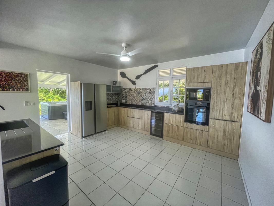 23.Location villa piscine vue mer Bouillante Guadeloupe_Cuisine vue mer